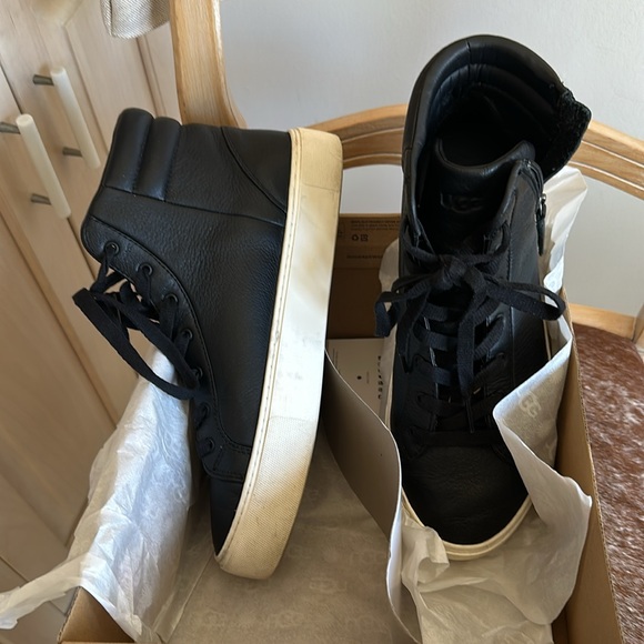 UGGS LOW BLACK ZIP BOOTIES - Picture 4 of 7